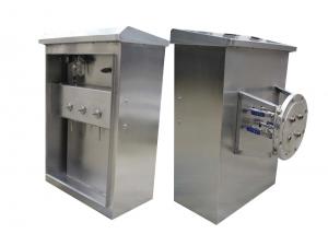 Wax scraper for oil storage tank