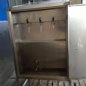 Wax scraper for oil storage tank